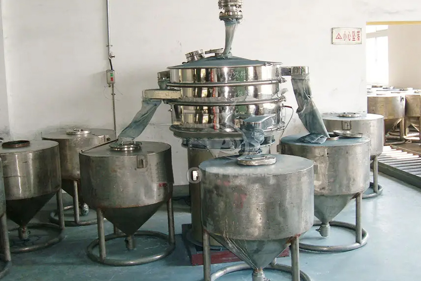 振蕩篩主要特點(diǎn)：換網(wǎng)容易，全封閉模式粉末不飛揚(yáng)，可連續(xù)作業(yè)