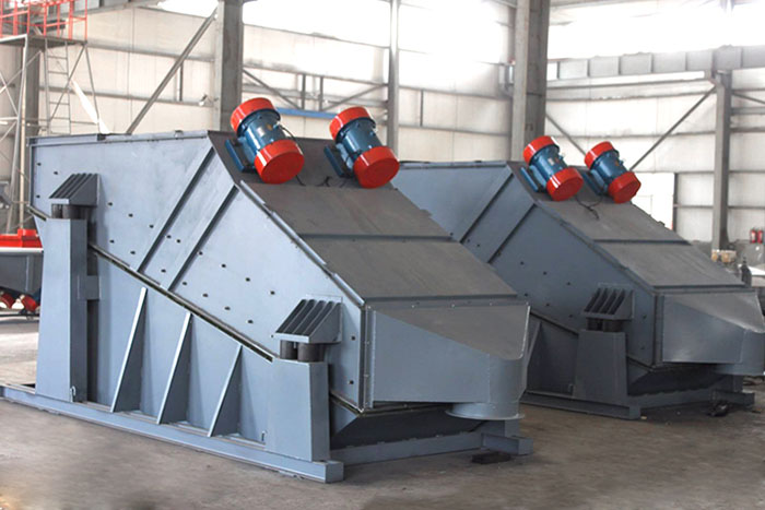 ZSG礦用振動(dòng)篩采用雙電機(jī)振動(dòng)，電機(jī)位置安裝在頂部，便于更好的傳遞振動(dòng)力。
